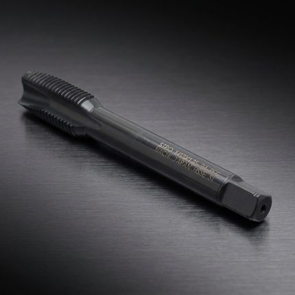 Hình ảnh Mũi taro thẳng Nachi M4x0.7mm L6868 STPO4M0.7R chính hãng Nhật Bản, được chế tạo từ thép gió hợp kim HSS-E chứa Cobalt cho khả năng chịu nhiệt, chống mài mòn và duy trì độ sắc bén vượt trội trong quá trình gia công liên tục. Thiết kế rãnh thẳng thuộc dòng L6868 giúp thoát phoi hiệu quả khi gia công lỗ suốt, tạo ren M4x0.7mm có độ chính xác cao trên thép carbon, thép hợp kim, inox SUS304/SUS316, gang và kim loại màu. Sản phẩm phù hợp sử dụng trên máy taro chuyên dụng, trung tâm gia công CNC và dây chuyền sản xuất cơ khí chính xác, góp phần nâng cao năng suất và kéo dài tuổi thọ dụng cụ cắt.