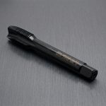 Hình ảnh Mũi taro thẳng Nachi M6 X 1.0MM L6868 STPO6M1R chính hãng Nhật Bản, được chế tạo từ thép gió hợp kim HSS-E chứa Cobalt cho khả năng chịu nhiệt, chống mài mòn và duy trì độ sắc bén vượt trội. Thiết kế rãnh thẳng thuộc dòng L6868 giúp thoát phoi ổn định khi gia công lỗ suốt, tạo ren M6x1.0mm có độ chính xác cao trên thép carbon, thép hợp kim, inox SUS304/SUS316, gang và kim loại màu. Sản phẩm phù hợp sử dụng trên máy taro chuyên dụng, trung tâm gia công CNC và dây chuyền sản xuất cơ khí chính xác, giúp nâng cao năng suất và kéo dài tuổi thọ dụng cụ cắt.