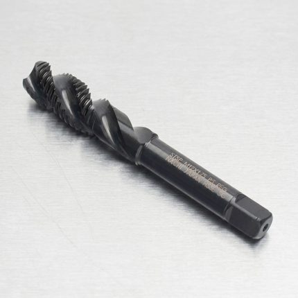 Hình ảnh Mũi taro xoắn M24x3.0 Nachi LIST6866-STSP24M3R chính hãng Nhật Bản, được chế tạo từ thép gió hợp kim HSSE (HSS-E chứa Cobalt) có khả năng chịu nhiệt cao, chống mài mòn vượt trội và duy trì độ sắc bén trong quá trình gia công liên tục. Thiết kế rãnh xoắn thuộc dòng LIST6866 giúp kéo phoi hiệu quả khi gia công lỗ bít, tạo ren M24x3.0mm chính xác trên thép carbon, thép hợp kim, inox SUS304/SUS316, gang và hợp kim màu. Mũi taro xoắn M24x3.0 Nachi LIST6866-STSP24M3R là lựa chọn lý tưởng cho trung tâm gia công CNC, máy taro chuyên dụng và các ứng dụng cơ khí chính xác yêu cầu độ bền cao, chất lượng ren ổn định và năng suất sản xuất lớn.