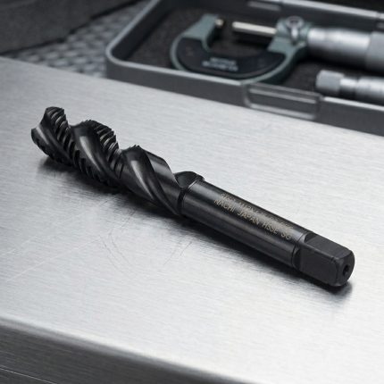 Hình ảnh Mũi taro xoắn M24x3.0 Nachi LIST6866-STSP24M3R chính hãng Nhật Bản, được chế tạo từ thép gió hợp kim HSSE (HSS-E chứa Cobalt) có khả năng chịu nhiệt cao, chống mài mòn vượt trội và duy trì độ sắc bén trong quá trình gia công liên tục. Thiết kế rãnh xoắn thuộc dòng LIST6866 giúp kéo phoi hiệu quả khi gia công lỗ bít, tạo ren M24x3.0mm chính xác trên thép carbon, thép hợp kim, inox SUS304/SUS316, gang và hợp kim màu. Mũi taro xoắn M24x3.0 Nachi LIST6866-STSP24M3R là lựa chọn lý tưởng cho trung tâm gia công CNC, máy taro chuyên dụng và các ứng dụng cơ khí chính xác yêu cầu độ bền cao, chất lượng ren ổn định và năng suất sản xuất lớn.