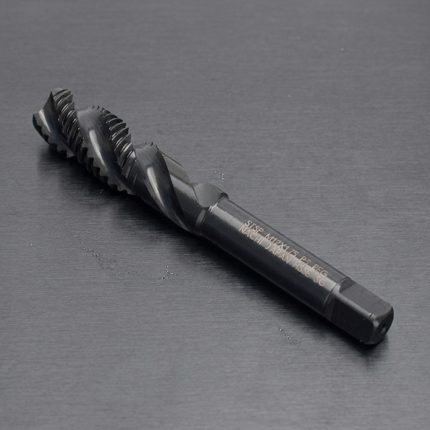 Hình ảnh Mũi taro xoắn Nachi M10x1.5 LIST6866 STSP10M1.5R chính hãng Nachi Nhật Bản, được sản xuất từ thép gió hợp kim HSS-E chứa Cobalt cho khả năng chịu nhiệt, chống mài mòn và duy trì độ sắc bén vượt trội. Thiết kế rãnh xoắn tối ưu giúp thoát phoi hiệu quả khi gia công lỗ bít, tạo ren M10x1.5 chính xác trên thép carbon, inox SUS304/SUS316, thép hợp kim, gang và kim loại màu. Sản phẩm phù hợp sử dụng trên máy taro chuyên dụng, trung tâm gia công CNC và dây chuyền sản xuất cơ khí chính xác, mang lại hiệu suất gia công ổn định và tuổi thọ dụng cụ lâu dài.
