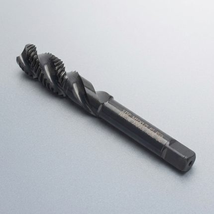 Hình ảnh Mũi taro xoắn Nachi M22x1.5 LIST6866 STSP22M1.5R chính hãng Nhật Bản được chế tạo từ thép gió hợp kim HSS-Co cao cấp, chuyên dùng để gia công ren trong kích thước M22 bước ren 1.5mm với độ chính xác cao. Thiết kế rãnh xoắn tối ưu giúp thoát phoi hiệu quả, đặc biệt phù hợp cho taro lỗ bít và lỗ sâu, giảm nguy cơ kẹt phoi và gãy mũi taro trong quá trình gia công. Mũi taro xoắn Nachi M22x1.5 LIST6866 STSP22M1.5R thích hợp sử dụng trên máy CNC, máy taro tự động và máy khoan taro, đáp ứng yêu cầu gia công thép carbon, thép hợp kim, gang dẻo, nhôm và các kim loại màu trong ngành cơ khí chính xác.