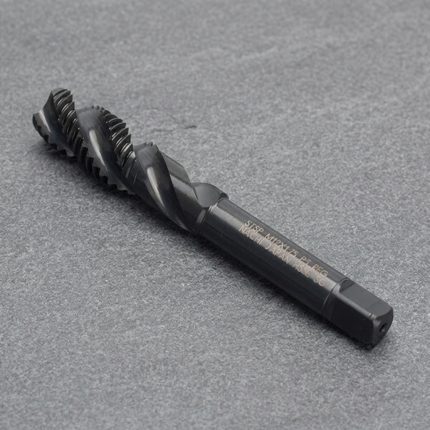 Hình ảnh Mũi taro xoắn Nachi M22x1.5 LIST6866 STSP22M1.5R chính hãng Nhật Bản được chế tạo từ thép gió hợp kim HSS-Co cao cấp, chuyên dùng để gia công ren trong kích thước M22 bước ren 1.5mm với độ chính xác cao. Thiết kế rãnh xoắn tối ưu giúp thoát phoi hiệu quả, đặc biệt phù hợp cho taro lỗ bít và lỗ sâu, giảm nguy cơ kẹt phoi và gãy mũi taro trong quá trình gia công. Mũi taro xoắn Nachi M22x1.5 LIST6866 STSP22M1.5R thích hợp sử dụng trên máy CNC, máy taro tự động và máy khoan taro, đáp ứng yêu cầu gia công thép carbon, thép hợp kim, gang dẻo, nhôm và các kim loại màu trong ngành cơ khí chính xác.