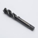 Hình ảnh Mũi taro xoắn Nachi M5x0.8 LIST6866 STSP5M0.8R chính hãng Nhật Bản, được chế tạo từ thép gió HSS-E chứa cobalt giúp tăng độ cứng, khả năng chịu nhiệt và chống mài mòn hiệu quả. Thiết kế rãnh xoắn 3 me hỗ trợ thoát phoi tối ưu khi gia công lỗ bít và lỗ suốt trên thép, inox, gang, nhôm và hợp kim màu, đáp ứng yêu cầu taro ren chính xác trong cơ khí chế tạo, gia công CNC và sản xuất công nghiệp.
