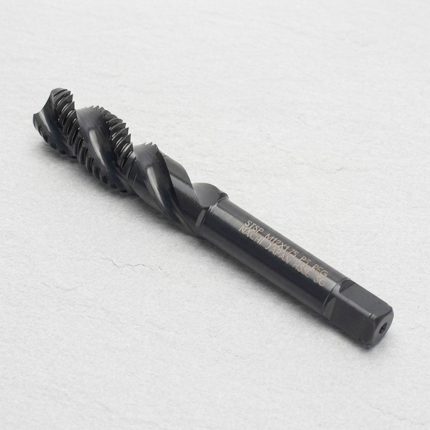 Hình ảnh Mũi taro xoắn Nachi M8x1.0 LIST6866-STSP8M1.0R chính hãng Nhật Bản được chế tạo từ thép gió HSS-Co Cobalt cao cấp, nổi bật với thiết kế rãnh xoắn giúp thoát phoi hiệu quả khi gia công lỗ bít và lỗ sâu. Sản phẩm thuộc dòng LIST6866 của Nachi, chuyên dùng trên máy CNC, máy taro và máy khoan taro, mang lại độ chính xác ren cao, giảm hiện tượng kẹt phoi và nâng cao tuổi thọ dụng cụ cắt. Đây là lựa chọn tối ưu cho các ứng dụng gia công thép carbon, thép hợp kim, gang dẻo, nhôm và đồng trong ngành cơ khí chính xác.