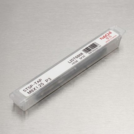 Hình ảnh Mũi taro xoắn Nachi M8x1.25 LIST6866-STSP8M1.25R chính hãng Nhật Bản kèm hộp bảo quản tiêu chuẩn NACHI. Sản phẩm được chế tạo từ thép gió hợp kim HSS-E chứa Cobalt (HSSE) giúp tăng khả năng chịu nhiệt, chống mài mòn và duy trì độ sắc bén trong quá trình gia công liên tục. Thiết kế rãnh xoắn thuộc dòng LIST6866 tối ưu cho gia công lỗ bít, hỗ trợ kéo phoi hiệu quả, tạo ren M8x1.25mm chính xác trên thép carbon, inox SUS304/SUS316, thép hợp kim và kim loại màu. Mũi taro xoắn Nachi M8x1.25 LIST6866-STSP8M1.25R là lựa chọn phù hợp cho máy CNC, máy taro chuyên dụng và các ứng dụng cơ khí chính xác yêu cầu độ bền và độ ổn định cao.