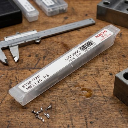 Hình ảnh Mũi taro xoắn Nachi M8x1.25 LIST6866-STSP8M1.25R chính hãng Nhật Bản kèm hộp bảo quản tiêu chuẩn NACHI. Sản phẩm được chế tạo từ thép gió hợp kim HSS-E chứa Cobalt (HSSE) giúp tăng khả năng chịu nhiệt, chống mài mòn và duy trì độ sắc bén trong quá trình gia công liên tục. Thiết kế rãnh xoắn thuộc dòng LIST6866 tối ưu cho gia công lỗ bít, hỗ trợ kéo phoi hiệu quả, tạo ren M8x1.25mm chính xác trên thép carbon, inox SUS304/SUS316, thép hợp kim và kim loại màu. Mũi taro xoắn Nachi M8x1.25 LIST6866-STSP8M1.25R là lựa chọn phù hợp cho máy CNC, máy taro chuyên dụng và các ứng dụng cơ khí chính xác yêu cầu độ bền và độ ổn định cao.