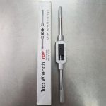 Tay Taro M4 - M12 TOP TAP-50018C thiết kế thép cứng chắc, tay cầm chống trượt, phạm vi kẹp mũi taro từ M4 đến M12, chuyên dùng tạo ren trong cơ khí, sửa chữa máy móc và gia công kim loại chính xác.