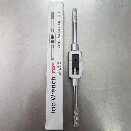 Tay Taro M4 - M12 TOP TAP-50018C thiết kế thép cứng chắc, tay cầm chống trượt, phạm vi kẹp mũi taro từ M4 đến M12, chuyên dùng tạo ren trong cơ khí, sửa chữa máy móc và gia công kim loại chính xác.