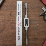 Tay Taro M4 - M12 TOP TAP-50018C thiết kế thép cứng chắc, tay cầm chống trượt, phạm vi kẹp mũi taro từ M4 đến M12, chuyên dùng tạo ren trong cơ khí, sửa chữa máy móc và gia công kim loại chính xác.