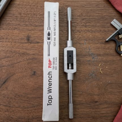 Tay Taro M4 - M12 TOP TAP-50018C thiết kế thép cứng chắc, tay cầm chống trượt, phạm vi kẹp mũi taro từ M4 đến M12, chuyên dùng tạo ren trong cơ khí, sửa chữa máy móc và gia công kim loại chính xác.