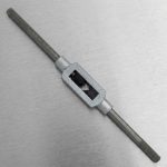 Hình ảnh thực tế Tay quay taro M10-M25 SKC M7 chính hãng với thiết kế thân thép hợp kim có độ bền cao, tay cầm khía nhám chống trượt và cơ cấu ngàm kẹp điều chỉnh chính xác, giúp cố định chắc chắn mũi taro trong quá trình gia công ren. Sản phẩm tương thích với các mũi taro ren hệ mét có kích thước từ M10 đến M25, đáp ứng nhu cầu gia công ren trong tại xưởng cơ khí, đơn vị bảo trì công nghiệp, chế tạo máy và gara sửa chữa. Tay quay taro M10-M25 SKC M7 mang lại khả năng truyền lực ổn định, thao tác thuận tiện, nâng cao độ chính xác của ren thành phẩm và góp phần kéo dài tuổi thọ của mũi taro trong quá trình sử dụng lâu dài.