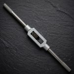 Hình ảnh thực tế Tay quay taro M4-M12 SKC M5 chính hãng với thiết kế thân thép hợp kim cứng cáp, tay cầm khía nhám chống trượt và cơ cấu ngàm kẹp điều chỉnh chính xác, giúp cố định chắc chắn mũi taro trong quá trình gia công ren. Sản phẩm tương thích với các mũi taro ren hệ mét có kích thước từ M4 đến M12, phù hợp cho xưởng cơ khí, đơn vị bảo trì công nghiệp, gara sửa chữa và kỹ thuật viên gia công ren thủ công. Tay quay taro M4-M12 SKC M5 giúp truyền lực ổn định, thao tác thuận tiện, nâng cao độ chính xác của ren thành phẩm và kéo dài tuổi thọ của mũi taro trong quá trình sử dụng lâu dài.
