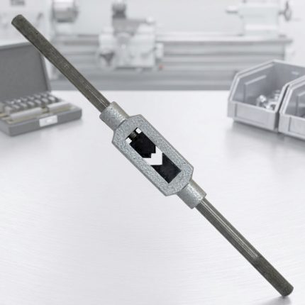 Hình ảnh thực tế Tay quay taro M4-M12 SKC M5 chính hãng với thiết kế thân thép hợp kim cứng cáp, tay cầm khía nhám chống trượt và cơ cấu ngàm kẹp điều chỉnh chính xác, giúp cố định chắc chắn mũi taro trong quá trình gia công ren. Sản phẩm tương thích với các mũi taro ren hệ mét có kích thước từ M4 đến M12, phù hợp cho xưởng cơ khí, đơn vị bảo trì công nghiệp, gara sửa chữa và kỹ thuật viên gia công ren thủ công. Tay quay taro M4-M12 SKC M5 giúp truyền lực ổn định, thao tác thuận tiện, nâng cao độ chính xác của ren thành phẩm và kéo dài tuổi thọ của mũi taro trong quá trình sử dụng lâu dài.