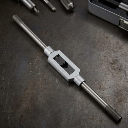 Hình ảnh thực tế Tay quay taro M4-M12 SKC M5 chính hãng với thiết kế thân thép hợp kim cứng cáp, tay cầm khía nhám chống trượt và cơ cấu ngàm kẹp điều chỉnh chính xác, giúp cố định chắc chắn mũi taro trong quá trình gia công ren. Sản phẩm tương thích với các mũi taro ren hệ mét có kích thước từ M4 đến M12, phù hợp cho xưởng cơ khí, đơn vị bảo trì công nghiệp, gara sửa chữa và kỹ thuật viên gia công ren thủ công. Tay quay taro M4-M12 SKC M5 giúp truyền lực ổn định, thao tác thuận tiện, nâng cao độ chính xác của ren thành phẩm và kéo dài tuổi thọ của mũi taro trong quá trình sử dụng lâu dài.