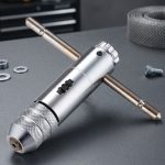 Hình ảnh thực tế Tay quay taro tự động SKC M3-M10 chính hãng với thiết kế thân thép hợp kim chắc chắn, tay cầm tiện lợi và cơ cấu đảo chiều tự động thông minh giúp quá trình taro ren diễn ra nhanh chóng, chính xác và hạn chế tối đa nguy cơ gãy mũi taro. Sản phẩm tương thích với các mũi taro ren hệ mét từ M3 đến M10, phù hợp sử dụng trong xưởng cơ khí, bảo trì công nghiệp, chế tạo máy và sửa chữa thiết bị. Tay quay taro tự động SKC M3-M10 giúp tăng hiệu suất làm việc, giảm thao tác thủ công, đảm bảo độ đồng tâm của ren thành phẩm và kéo dài tuổi thọ dụng cụ cắt ren trong quá trình sử dụng lâu dài.