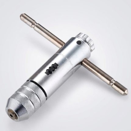 Hình ảnh thực tế Tay quay taro tự động SKC M3-M10 chính hãng với thiết kế thân thép hợp kim chắc chắn, tay cầm tiện lợi và cơ cấu đảo chiều tự động thông minh giúp quá trình taro ren diễn ra nhanh chóng, chính xác và hạn chế tối đa nguy cơ gãy mũi taro. Sản phẩm tương thích với các mũi taro ren hệ mét từ M3 đến M10, phù hợp sử dụng trong xưởng cơ khí, bảo trì công nghiệp, chế tạo máy và sửa chữa thiết bị. Tay quay taro tự động SKC M3-M10 giúp tăng hiệu suất làm việc, giảm thao tác thủ công, đảm bảo độ đồng tâm của ren thành phẩm và kéo dài tuổi thọ dụng cụ cắt ren trong quá trình sử dụng lâu dài.