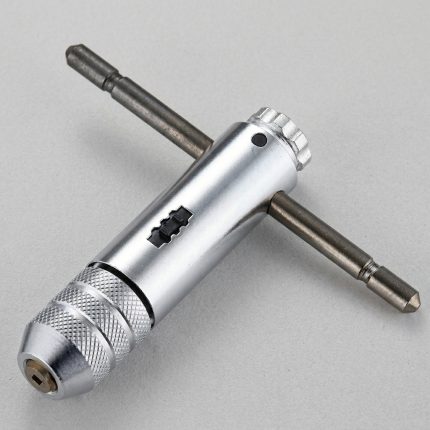 Hình ảnh thực tế Tay quay taro tự động SKC M3-M10 chính hãng với thiết kế thân thép hợp kim chắc chắn, tay cầm tiện lợi và cơ cấu đảo chiều tự động thông minh giúp quá trình taro ren diễn ra nhanh chóng, chính xác và hạn chế tối đa nguy cơ gãy mũi taro. Sản phẩm tương thích với các mũi taro ren hệ mét từ M3 đến M10, phù hợp sử dụng trong xưởng cơ khí, bảo trì công nghiệp, chế tạo máy và sửa chữa thiết bị. Tay quay taro tự động SKC M3-M10 giúp tăng hiệu suất làm việc, giảm thao tác thủ công, đảm bảo độ đồng tâm của ren thành phẩm và kéo dài tuổi thọ dụng cụ cắt ren trong quá trình sử dụng lâu dài.