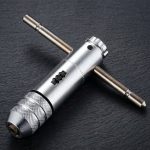 Tay quay taro tự động SKC M5-M12 SKC 868 thiết kế dạng chữ T chắc chắn, tích hợp cơ cấu đảo chiều và bánh cóc tiện lợi, phù hợp kẹp mũi taro từ M5 đến M12 để gia công ren trong trên thép, inox, nhôm và nhiều vật liệu cơ khí khác.