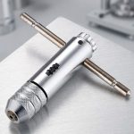 Tay quay taro tự động SKC M5-M12 SKC 868 thiết kế dạng chữ T chắc chắn, tích hợp cơ cấu đảo chiều và bánh cóc tiện lợi, phù hợp kẹp mũi taro từ M5 đến M12 để gia công ren trong trên thép, inox, nhôm và nhiều vật liệu cơ khí khác.