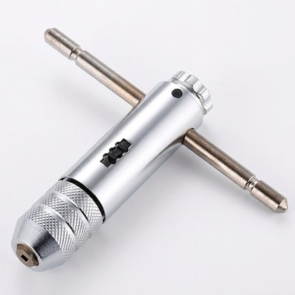 Tay quay taro tự động SKC M5-M12 SKC 868 thiết kế dạng chữ T chắc chắn, tích hợp cơ cấu đảo chiều và bánh cóc tiện lợi, phù hợp kẹp mũi taro từ M5 đến M12 để gia công ren trong trên thép, inox, nhôm và nhiều vật liệu cơ khí khác.