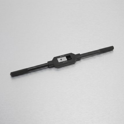 Tay vặn kẹp mũi taro đầu vuông cỡ mũi M5-M20 SATA 50406 được chế tạo từ thép hợp kim cường lực, thiết kế tay đòn dài tạo lực xoắn lớn, phù hợp kẹp và vận hành các mũi taro đầu vuông kích thước từ M5 đến M20. Dụng cụ chuyên dụng hỗ trợ taro ren chính xác, bền bỉ, đáp ứng nhu cầu gia công cơ khí, bảo trì và sửa chữa công nghiệp.