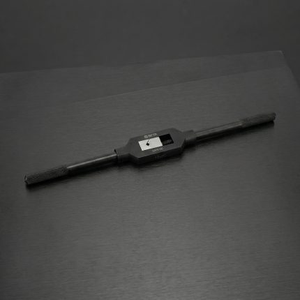 Tay vặn kẹp mũi taro đầu vuông cỡ mũi M9-M27 SATA 50407 được chế tạo từ thép hợp kim cường lực, thiết kế tay đòn dài giúp tạo mô-men xoắn lớn, phù hợp kẹp và vận hành các mũi taro đầu vuông kích thước từ M9 đến M27. Dụng cụ chuyên dụng hỗ trợ taro ren chính xác, bền bỉ, đáp ứng nhu cầu gia công cơ khí, bảo trì thiết bị và sửa chữa công nghiệp.