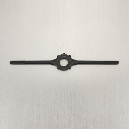 Tay vặn khuôn taro tròn M14 SATA 50412 được chế tạo từ thép hợp kim cường lực, thiết kế tay đòn dài và cơ cấu kẹp điều chỉnh chắc chắn, phù hợp sử dụng với khuôn taro tròn cỡ M14 để tạo ren ngoài chính xác và ổn định. Dụng cụ chuyên dụng đáp ứng nhu cầu gia công cơ khí, sửa chữa, bảo trì máy móc và sản xuất công nghiệp.