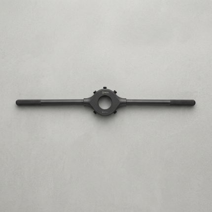 Tay vặn khuôn taro tròn M16-M20 SATA 50413 được chế tạo từ thép hợp kim cường lực, thiết kế tay đòn dài giúp tạo mô-men xoắn lớn và cơ cấu vít hãm giữ khuôn chắc chắn. Dụng cụ chuyên dụng tương thích với khuôn taro tròn kích thước từ M16 đến M20, hỗ trợ gia công ren ngoài chính xác, bền bỉ và hiệu quả trong cơ khí chế tạo, sửa chữa và bảo trì công nghiệp.