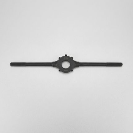 Tay vặn khuôn taro tròn M3-M12 SATA 50411 được chế tạo từ thép hợp kim cường lực, thiết kế tay đòn dài và cơ cấu kẹp điều chỉnh linh hoạt, phù hợp sử dụng với các khuôn taro tròn kích thước từ M3 đến M12. Dụng cụ chuyên dụng hỗ trợ tạo ren ngoài chính xác, bền bỉ, đáp ứng nhu cầu gia công cơ khí, sửa chữa và bảo trì công nghiệp.