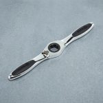 Tay vặn taro tự động cán đôi SATA 50401 thiết kế đảo chiều tự động, thân thép hợp kim mạ crom sáng bóng, tay cầm chống trượt giúp taro ren nhanh, chính xác và bền bỉ trong gia công cơ khí.