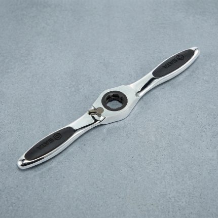 Tay vặn taro tự động cán đôi SATA 50401 thiết kế đảo chiều tự động, thân thép hợp kim mạ crom sáng bóng, tay cầm chống trượt giúp taro ren nhanh, chính xác và bền bỉ trong gia công cơ khí.