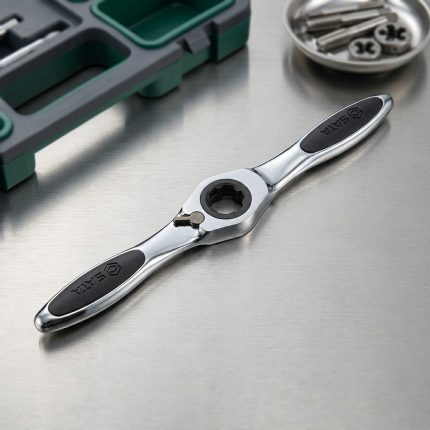 Tay vặn taro tự động cán đôi SATA 50401 thiết kế đảo chiều tự động, thân thép hợp kim mạ crom sáng bóng, tay cầm chống trượt giúp taro ren nhanh, chính xác và bền bỉ trong gia công cơ khí.