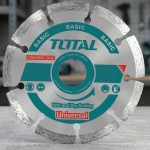 Đĩa cắt gạch khô Total TAC2112303 230x22mm là lưỡi cắt kim cương chất lượng cao được thiết kế để cắt nhanh và chính xác các loại gạch men, gạch ceramic, granite, đá tự nhiên, đá nhân tạo và vật liệu xây dựng có độ cứng cao. Với thiết kế rãnh thoát nhiệt tối ưu cùng vành cắt kim cương sắc bén, sản phẩm giúp tạo đường cắt mịn đẹp, hạn chế sứt mẻ và nâng cao hiệu quả thi công. Đĩa cắt hỗ trợ cả cắt khô và cắt ướt, có độ bền vượt trội, khả năng chịu mài mòn cao và tương thích với nhiều dòng máy mài góc 230mm phổ biến. Đĩa cắt gạch khô Total TAC2112303 230x22mm là lựa chọn lý tưởng cho thợ ốp lát, đơn vị thi công xây dựng và các công trình hoàn thiện nội thất chuyên nghiệp.