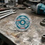 Đĩa cắt gạch ướt Total TAC2121003 100x16mm là lưỡi cắt kim cương cao cấp được thiết kế chuyên dụng cho các công việc cắt gạch men, gạch ceramic, gạch porcelain, granite và đá tự nhiên. Với vành cắt liên tục kết hợp công nghệ hạt kim cương chất lượng cao, sản phẩm giúp tạo đường cắt sắc nét, hạn chế sứt mẻ và nâng cao độ chính xác khi thi công. Sử dụng phương pháp cắt ướt giúp giảm nhiệt, giảm bụi, kéo dài tuổi thọ lưỡi cắt và mang lại hiệu quả làm việc tối ưu. Đĩa cắt gạch ướt Total TAC2121003 100x16mm là lựa chọn lý tưởng cho thợ ốp lát, đơn vị thi công xây dựng và các công trình hoàn thiện nội thất yêu cầu chất lượng cắt cao.