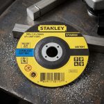 Đá cắt inox Stanley STA8060 (100x1.0x16mm) là dòng đá cắt kim loại siêu mỏng chất lượng cao, chuyên dùng cho inox, thép không gỉ, thép tấm và các vật liệu kim loại mỏng. Với độ dày chỉ 1.0mm, sản phẩm giúp giảm hao hụt vật liệu, tăng tốc độ cắt và tạo đường cắt sắc nét, ít ba via. Được sản xuất theo tiêu chuẩn chất lượng nghiêm ngặt của Stanley, Đá cắt inox Stanley STA8060 (100x1.0x16mm) mang lại hiệu suất làm việc ổn định, độ bền cao và phù hợp cho các công việc cơ khí, gia công inox, lắp đặt công trình và sản xuất công nghiệp chuyên nghiệp.