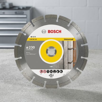 Đĩa cắt đa năng Professional Bosch 2608602194 180mm là lưỡi cắt kim cương cao cấp thuộc dòng Bosch Professional, được thiết kế để cắt hiệu quả nhiều loại vật liệu như gạch men, gạch ceramic, bê tông, đá tự nhiên, đá granite và vật liệu xây dựng tổng hợp. Thiết kế rãnh cắt tối ưu giúp giảm rung lắc, tăng khả năng tản nhiệt và nâng cao độ bền trong quá trình sử dụng. Với khả năng cắt nhanh, chính xác và tuổi thọ vượt trội, Đĩa cắt đa năng Professional Bosch 2608602194 180mm là lựa chọn lý tưởng cho thợ xây dựng, đội thi công công trình và các đơn vị gia công vật liệu chuyên nghiệp.