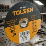 Đĩa cắt sắt & Inox Tolsen 76101 là dòng đá cắt kim loại chuyên dụng được thiết kế để cắt inox, thép không gỉ, sắt hộp, thép tấm và nhiều loại kim loại khác. Sản phẩm sử dụng hạt mài chất lượng cao giúp tăng tốc độ cắt, giảm ba via và hạn chế hao hụt vật liệu. Với khả năng vận hành ổn định, độ bền cao và đáp ứng tiêu chuẩn an toàn EN12413, Đĩa cắt sắt & Inox Tolsen 76101 là lựa chọn phù hợp cho các xưởng cơ khí, công trình xây dựng và các đơn vị gia công kim loại chuyên nghiệp.