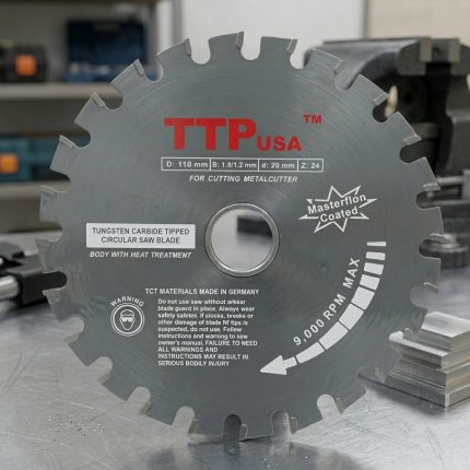 Lưỡi cưa kim loại 110mm 24 Răng TTP 222-11024T-4GE là dòng lưỡi cưa hợp kim cao cấp được thiết kế chuyên dụng cho việc cắt sắt, thép hộp, nhôm và các vật liệu kim loại khác. Với 24 răng hợp kim Tungsten Carbide sắc bén cùng đường kính 110mm tiêu chuẩn, sản phẩm mang lại khả năng cắt nhanh, đường cắt chính xác, ít ba via và giảm hao hụt vật liệu. Lưỡi cưa kim loại 110mm 24 Răng TTP 222-11024T-4GE có độ bền cao, vận hành ổn định ở tốc độ lớn và là lựa chọn lý tưởng cho các xưởng cơ khí, công trình xây dựng và ngành gia công kim loại chuyên nghiệp.