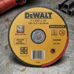 Đá cắt sắt 180mm DeWalt DWA4524FA là dòng đĩa cắt kim loại chuyên dụng được sản xuất theo tiêu chuẩn chất lượng cao của DeWalt. Sản phẩm có khả năng cắt nhanh các loại sắt, thép hộp, thép hình và vật liệu kim loại thông dụng với đường cắt sắc nét, ít ba via và độ ổn định cao. Với kích thước 180mm tiêu chuẩn và lỗ trục 22.23mm, Đá cắt sắt 180mm DeWalt DWA4524FA tương thích với nhiều dòng máy mài góc phổ biến, đáp ứng nhu cầu sử dụng trong ngành cơ khí, xây dựng và sản xuất công nghiệp. Đây là lựa chọn tối ưu cho những công việc yêu cầu hiệu suất cắt cao và tuổi thọ bền bỉ.