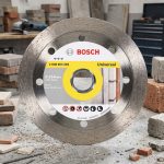 Đĩa cắt kim cương 105x16mm không khía Bosch 2608676934 là sản phẩm cao cấp của Bosch, thiết kế vành cắt liên tục giúp cắt gạch men, granite, đá tự nhiên và các vật liệu xây dựng cứng một cách chính xác, mịn màng, hạn chế sứt mẻ. Sản phẩm có tuổi thọ cao, vận hành ổn định, lý tưởng cho thợ ốp lát và các công trình chuyên nghiệp.