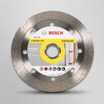 Đĩa cắt kim cương 105x16mm không khía Bosch 2608676934 là sản phẩm cao cấp của Bosch, thiết kế vành cắt liên tục giúp cắt gạch men, granite, đá tự nhiên và các vật liệu xây dựng cứng một cách chính xác, mịn màng, hạn chế sứt mẻ. Sản phẩm có tuổi thọ cao, vận hành ổn định, lý tưởng cho thợ ốp lát và các công trình chuyên nghiệp.