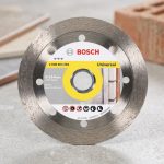 Đĩa cắt kim cương 105x16mm không khía Bosch 2608676934 là sản phẩm cao cấp của Bosch, thiết kế vành cắt liên tục giúp cắt gạch men, granite, đá tự nhiên và các vật liệu xây dựng cứng một cách chính xác, mịn màng, hạn chế sứt mẻ. Sản phẩm có tuổi thọ cao, vận hành ổn định, lý tưởng cho thợ ốp lát và các công trình chuyên nghiệp.