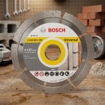 Đĩa cắt đa năng 125mm Bosch 2608603329 là lưỡi cắt kim cương cao cấp được thiết kế để cắt hiệu quả nhiều loại vật liệu như gạch men, gạch ceramic, granite, đá tự nhiên và bê tông. Với đường kính 125mm, công nghệ hạt kim cương chất lượng cao cùng thiết kế phân đoạn tối ưu, sản phẩm mang lại đường cắt nhanh, sắc nét và tuổi thọ vượt trội. Đĩa cắt đa năng 125mm Bosch 2608603329 là lựa chọn lý tưởng cho thợ xây dựng, thợ ốp lát và các công trình chuyên nghiệp yêu cầu hiệu suất làm việc cao.