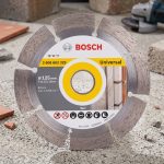 Đĩa cắt đa năng 125mm Bosch 2608603329 là lưỡi cắt kim cương cao cấp được thiết kế để cắt hiệu quả nhiều loại vật liệu như gạch men, gạch ceramic, granite, đá tự nhiên và bê tông. Với đường kính 125mm, công nghệ hạt kim cương chất lượng cao cùng thiết kế phân đoạn tối ưu, sản phẩm mang lại đường cắt nhanh, sắc nét và tuổi thọ vượt trội. Đĩa cắt đa năng 125mm Bosch 2608603329 là lựa chọn lý tưởng cho thợ xây dựng, thợ ốp lát và các công trình chuyên nghiệp yêu cầu hiệu suất làm việc cao.