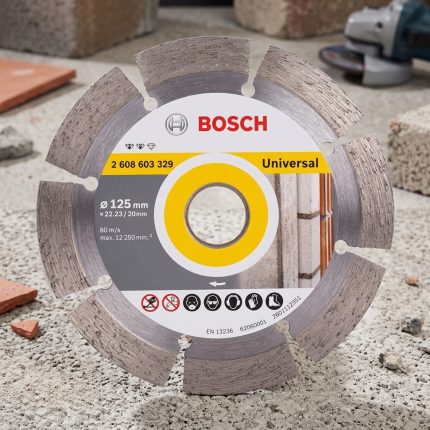 Đĩa cắt đa năng 125mm Bosch 2608603329 là lưỡi cắt kim cương cao cấp được thiết kế để cắt hiệu quả nhiều loại vật liệu như gạch men, gạch ceramic, granite, đá tự nhiên và bê tông. Với đường kính 125mm, công nghệ hạt kim cương chất lượng cao cùng thiết kế phân đoạn tối ưu, sản phẩm mang lại đường cắt nhanh, sắc nét và tuổi thọ vượt trội. Đĩa cắt đa năng 125mm Bosch 2608603329 là lựa chọn lý tưởng cho thợ xây dựng, thợ ốp lát và các công trình chuyên nghiệp yêu cầu hiệu suất làm việc cao.