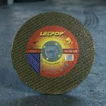 Đá cắt sắc 4" 107x1.2.16mm Lecpop BF41 là sản phẩm lưỡi cắt kim loại mỏng chất lượng cao, thiết kế tối ưu để cắt sắt, thép, nhôm và các kim loại mỏng khác. Với đường kính 107mm, độ dày 1.2mm và lỗ trục 16mm, đá cắt mang đến đường cắt mịn, giảm ba via, cắt nhanh và tiết kiệm vật liệu. Đây là lựa chọn lý tưởng cho thợ cơ khí, công trình xây dựng và xưởng gia công kim loại chuyên nghiệp.