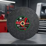 Đá cắt sắt Hải Dương 355x3x25.4 (25 viên 1 hộp) là dòng đá cắt chuyên dụng dành cho máy cắt sắt bàn 355mm, được sản xuất bởi Công ty Cổ phần Đá mài Hải Dương. Sản phẩm có khả năng cắt nhanh, đường cắt sắc gọn, ít ba via và độ bền cao, giúp nâng cao hiệu suất làm việc trong các xưởng cơ khí, công trình xây dựng và nhà máy sản xuất. Quy cách hộp 25 viên giúp tiết kiệm chi phí và đảm bảo nguồn vật tư ổn định cho nhu cầu sử dụng liên tục.