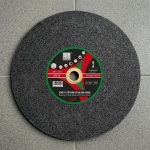 Đá cắt sắt Hải Dương 355x3x25.4 (25 viên 1 hộp) là dòng đá cắt chuyên dụng dành cho máy cắt sắt bàn 355mm, được sản xuất bởi Công ty Cổ phần Đá mài Hải Dương. Sản phẩm có khả năng cắt nhanh, đường cắt sắc gọn, ít ba via và độ bền cao, giúp nâng cao hiệu suất làm việc trong các xưởng cơ khí, công trình xây dựng và nhà máy sản xuất. Quy cách hộp 25 viên giúp tiết kiệm chi phí và đảm bảo nguồn vật tư ổn định cho nhu cầu sử dụng liên tục.