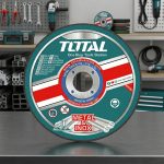Hình ảnh sản phẩm Đá cắt kim loại Total TAC2101251 125mm chính hãng, được thiết kế chuyên dụng cho các công việc cắt sắt, thép, thép hộp và các vật liệu kim loại trong ngành cơ khí, xây dựng và sản xuất công nghiệp. Với đường kính 125mm tiêu chuẩn, sản phẩm mang lại khả năng cắt nhanh, đường cắt sắc gọn, ít ba via và giảm hao hụt vật liệu. Đá cắt kim loại Total TAC2101251 125mm tương thích với nhiều dòng máy mài góc phổ biến, giúp nâng cao hiệu suất làm việc và tiết kiệm chi phí vận hành. Phân phối chính hãng tại Công Nghiệp An Toàn với giá cạnh tranh và giao hàng toàn quốc.